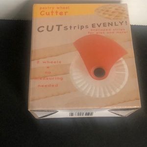 NIB Pastry Wheel Cutter
